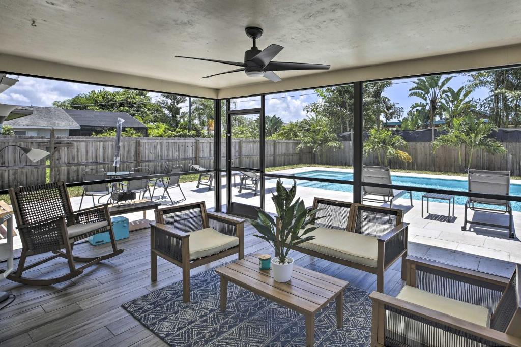 Chic Beach House with Lanai and Private Yard! — Hotel in Naples (FL)