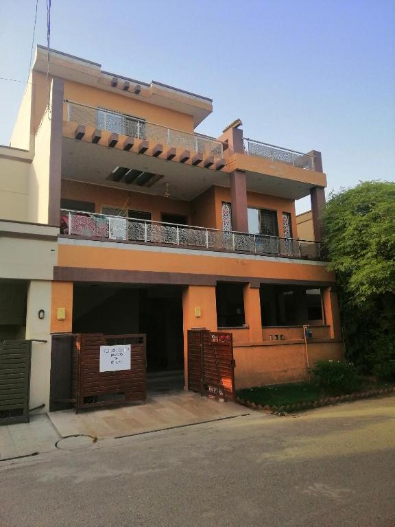 Full Private House Floor with Lounge & Balcony - Townhouse - Homestay photo