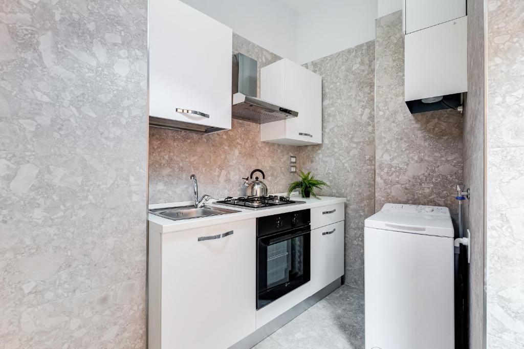 CRYSTAL TREVI FOUNTAIN - romedreamhome - 2
