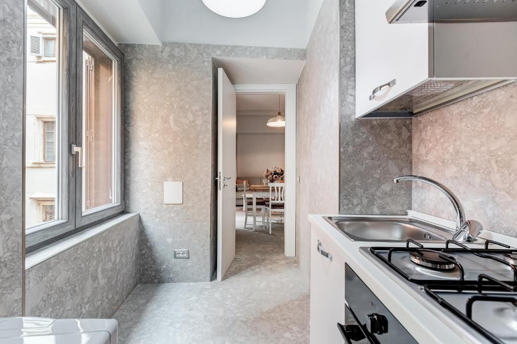 CRYSTAL TREVI FOUNTAIN - romedreamhome - 3