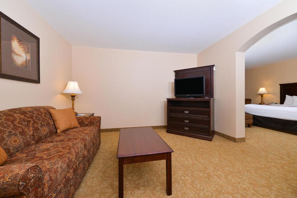 Comfort Inn & Suites McMinnville Wine Country photo