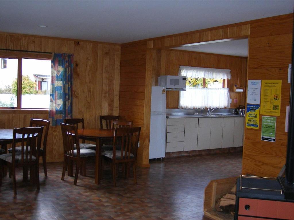 Ossies Motels and Chalets photo