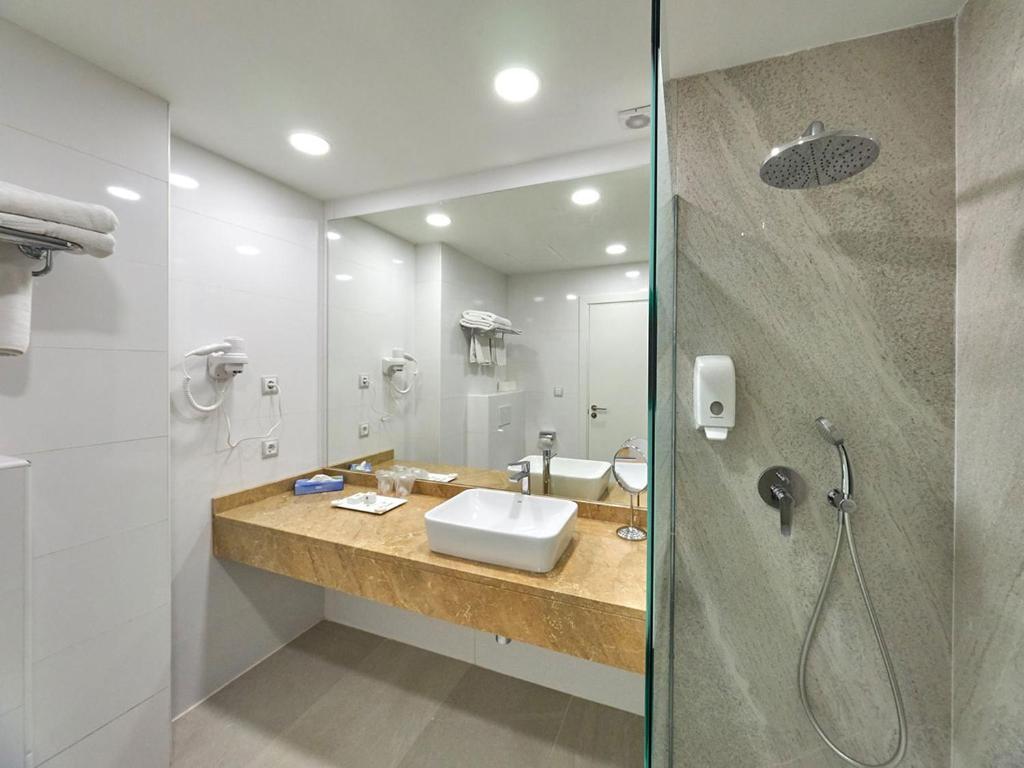 Aparthotel y Hotel Paguera Beach — Hotel rooms in Peguera, Balearic Islands