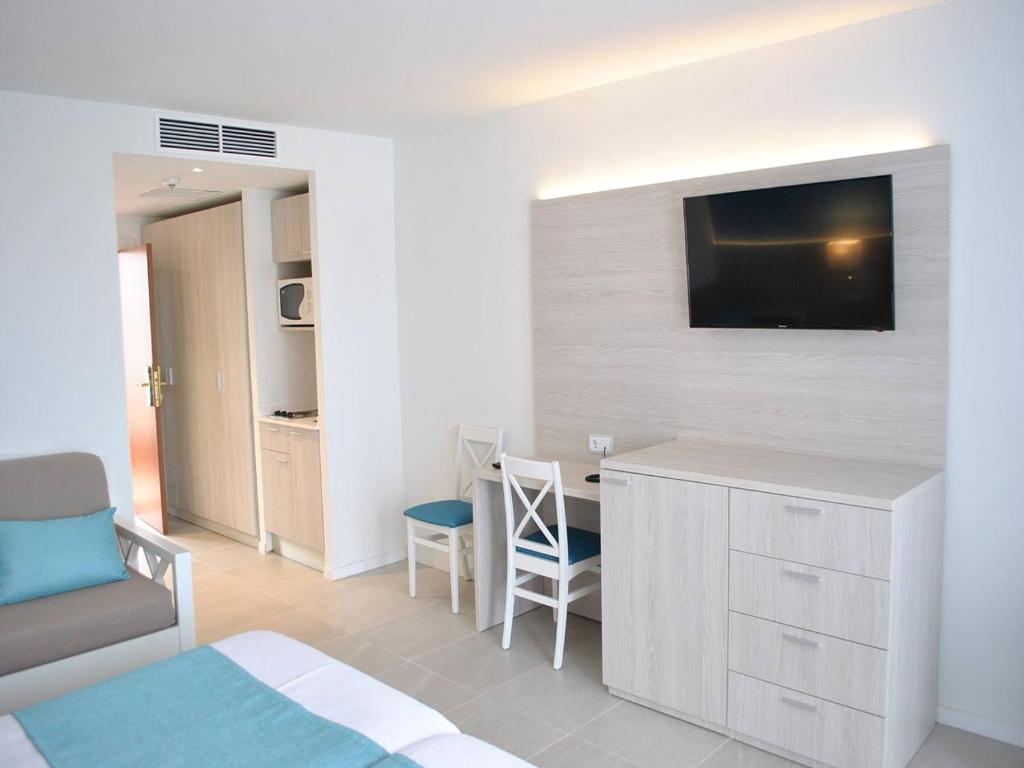 Aparthotel y Hotel Paguera Beach — Hotel rooms in Peguera, Balearic Islands