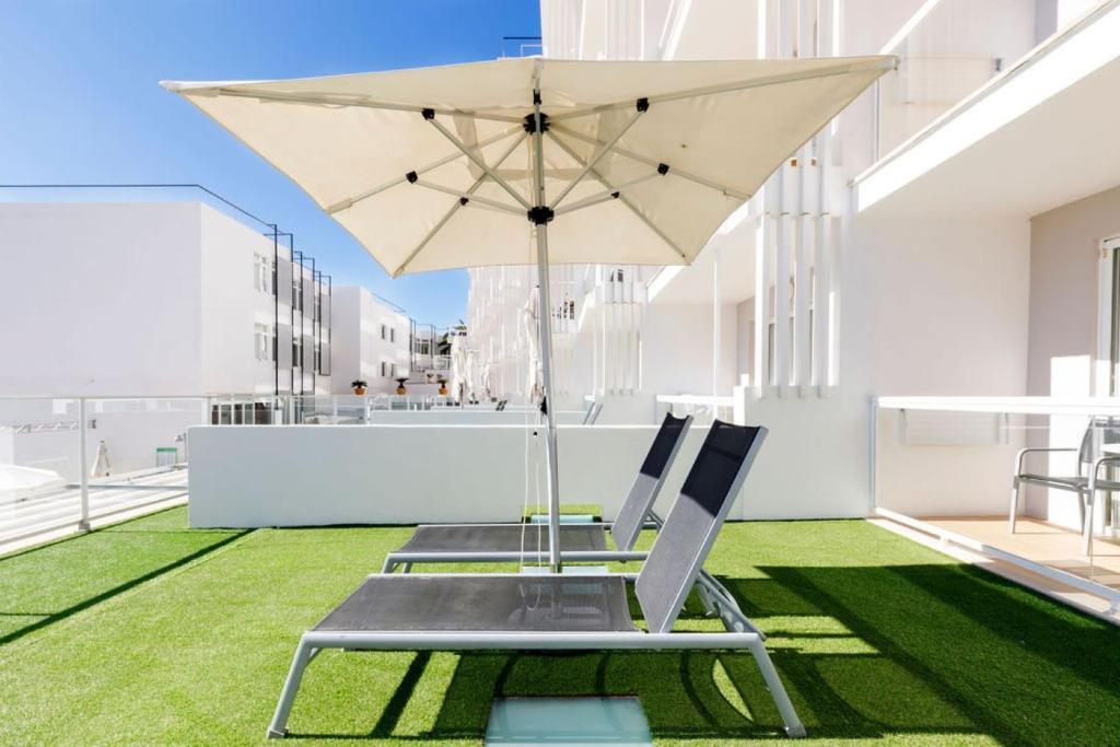 Aparthotel y Hotel Paguera Beach — Hotel building in Peguera, Balearic Islands
