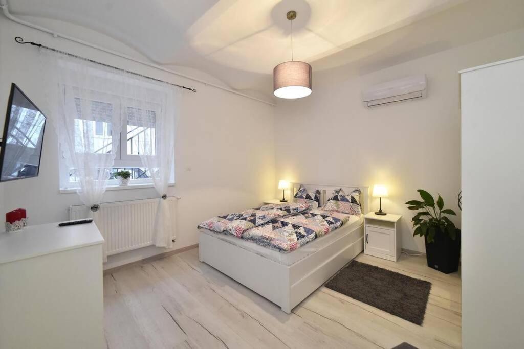 Petit Main Square, Záhřeb