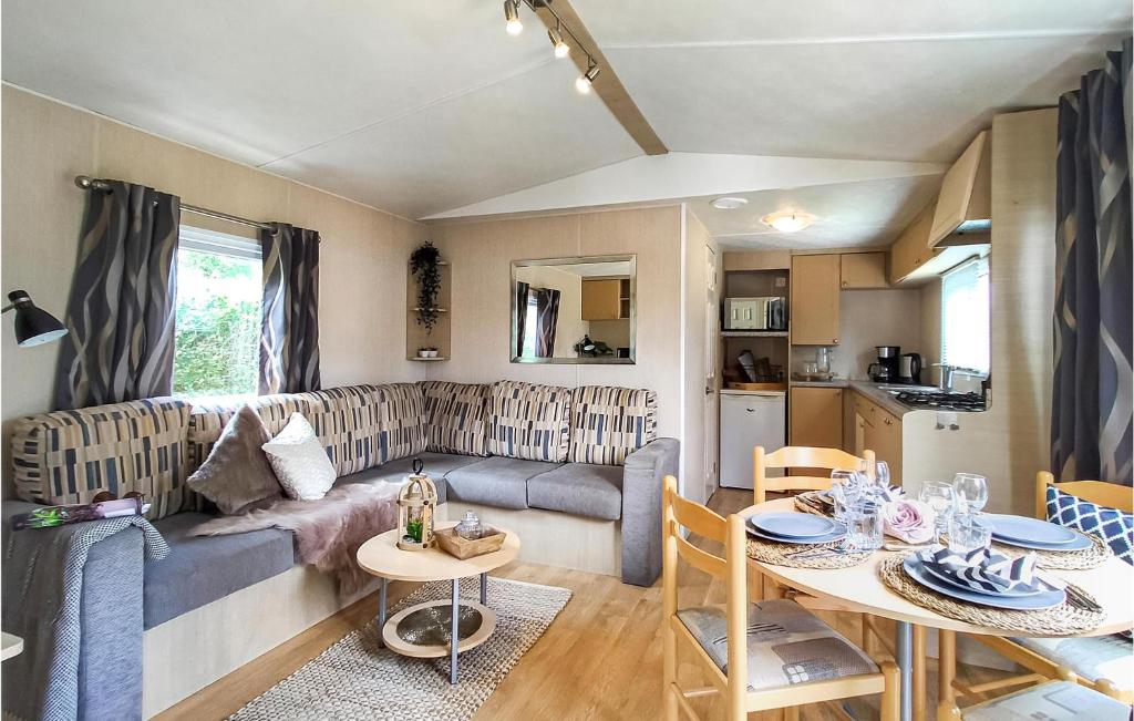 Amazing home in Heinkenszand with 2 Bedrooms, WiFi and Outdoor swimming pool photo