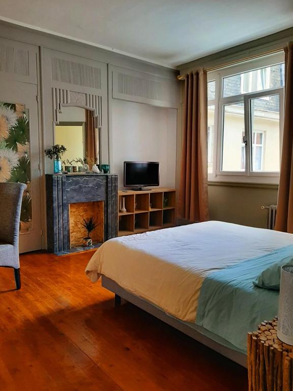 Deluxe szoba kétszemélyes ággyal és zuhanyzóval