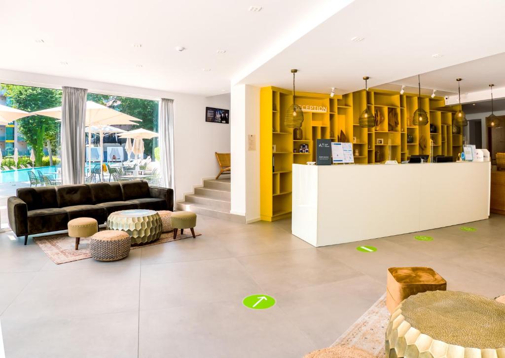 ibis Styles Golden Sands Roomer Hotel フロント・ロビー