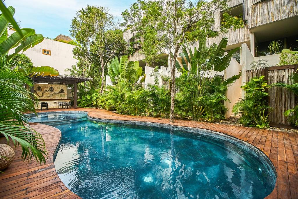 Swimming pool