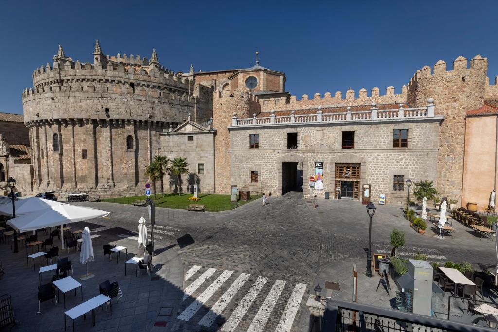 Hostal Restaurante Puerta del Alcazar — Hotel in Avila