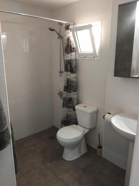 1-Bed Sleeps 2 Sunbeds & Beach Towels - 4