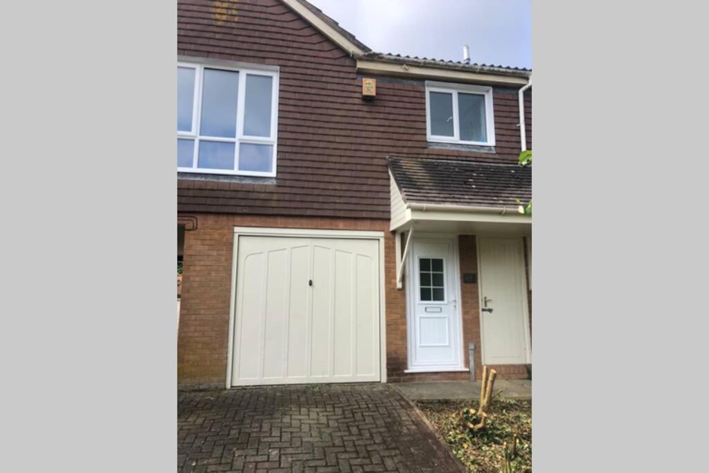 Serviced Accommodation 2 bed Town House — Hotel in Worcester