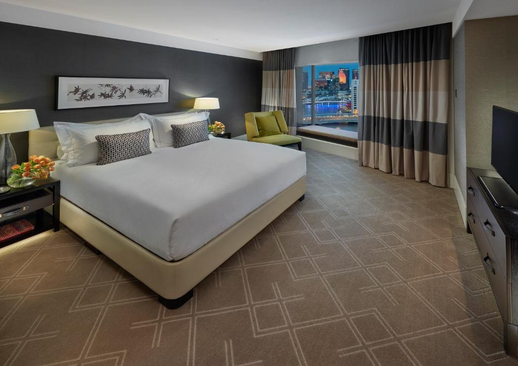 Executive Suite with Club Lounge Access