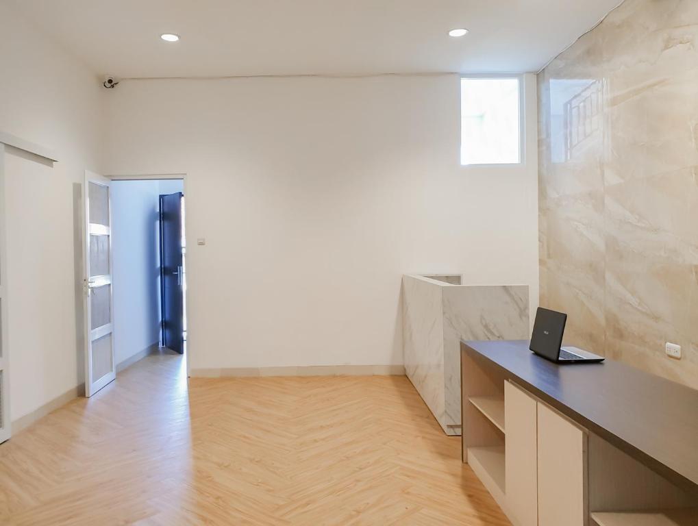 RedDoorz near Istana Plaza 3