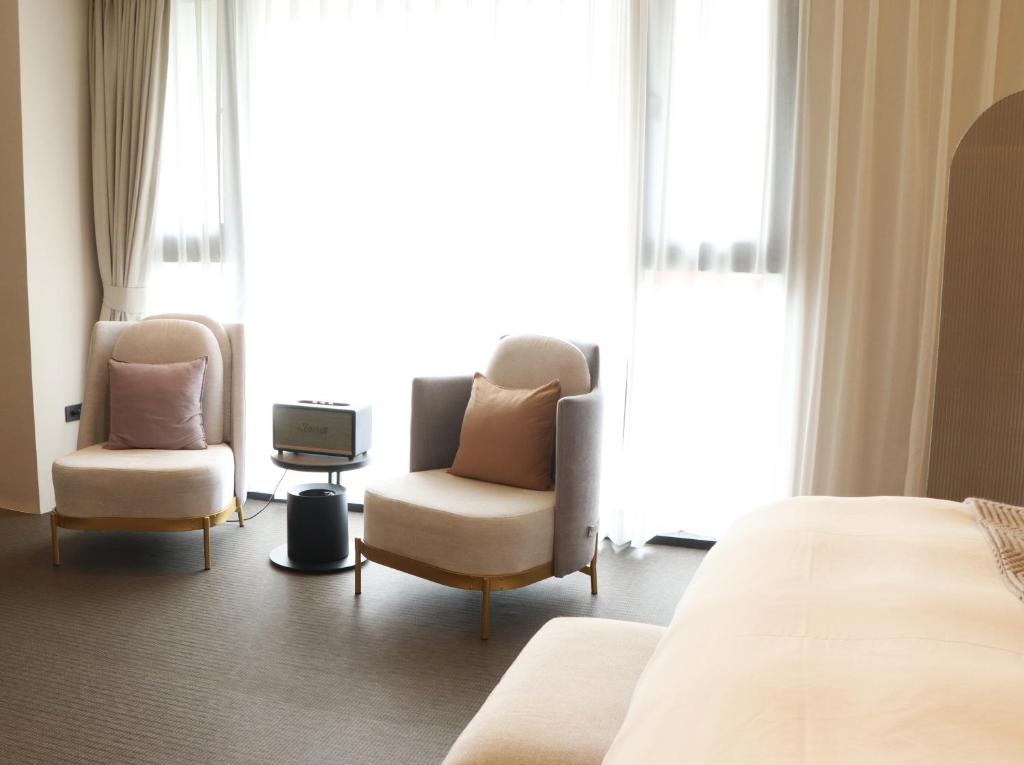 Shared lounge/TV area