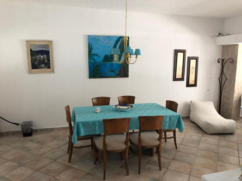 VILLAPARADISO Beach front Villa Makris Gialos 전경