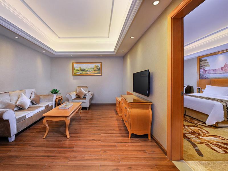 Vienna International Hotel Shenzhen Buji Dafen photo