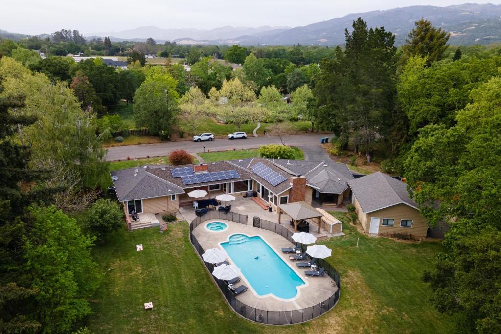 Wildflower - Wine Country Home w Pool & Bocce Ball Court