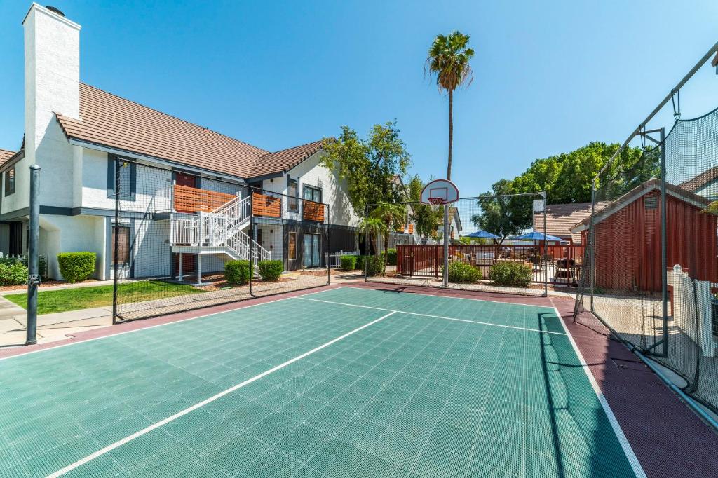 Metro PHX STUDIO QUEEN sleeps 4 HEATED POOL — Hotel in Phoenix (AZ)
