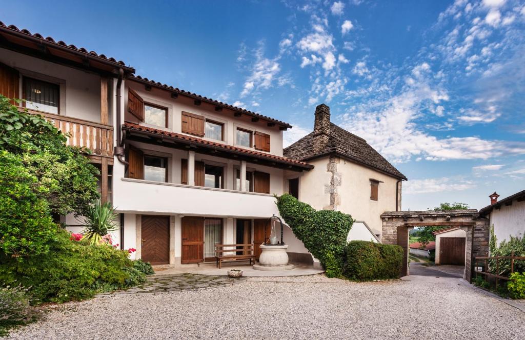 Hiša Orel (Orel House), Križ