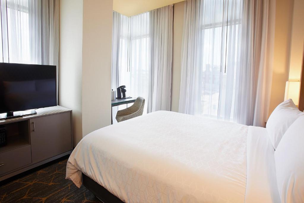 Holiday Inn Louisville Downtown photo