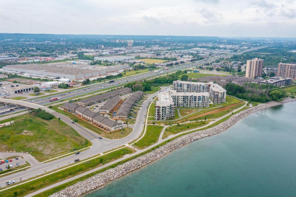 Modern Hamilton Homes Lake Ontario Shore by GLOBALSTAY — Hotel in Hamilton (ON)