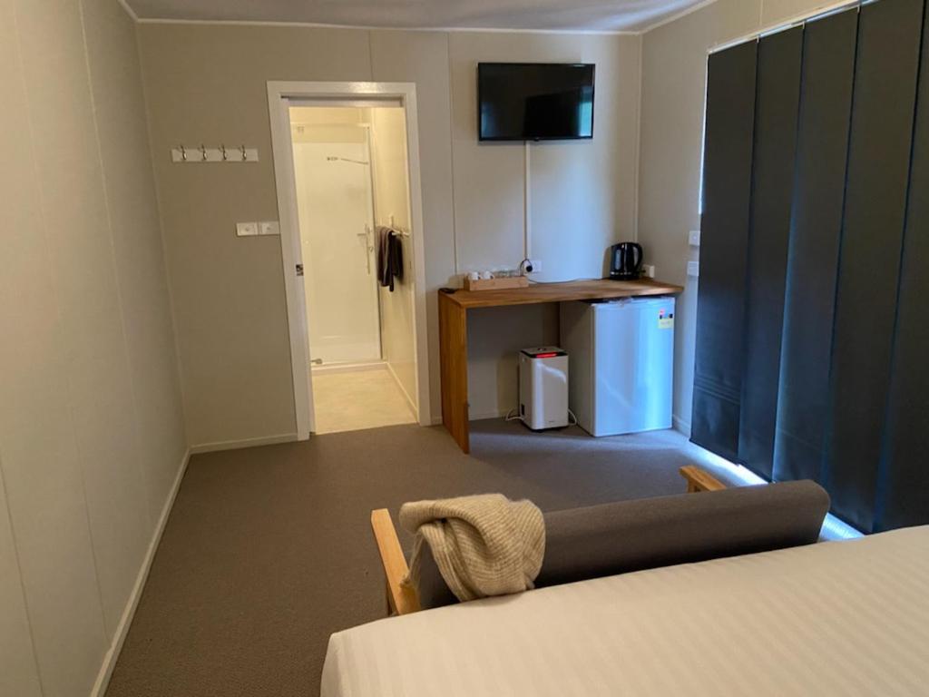 Railway Hotel Queenstown photo