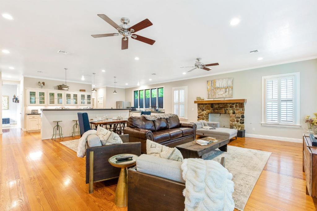Heart of Fredericksburg w/Pool,Hot-Tub&Grill photo