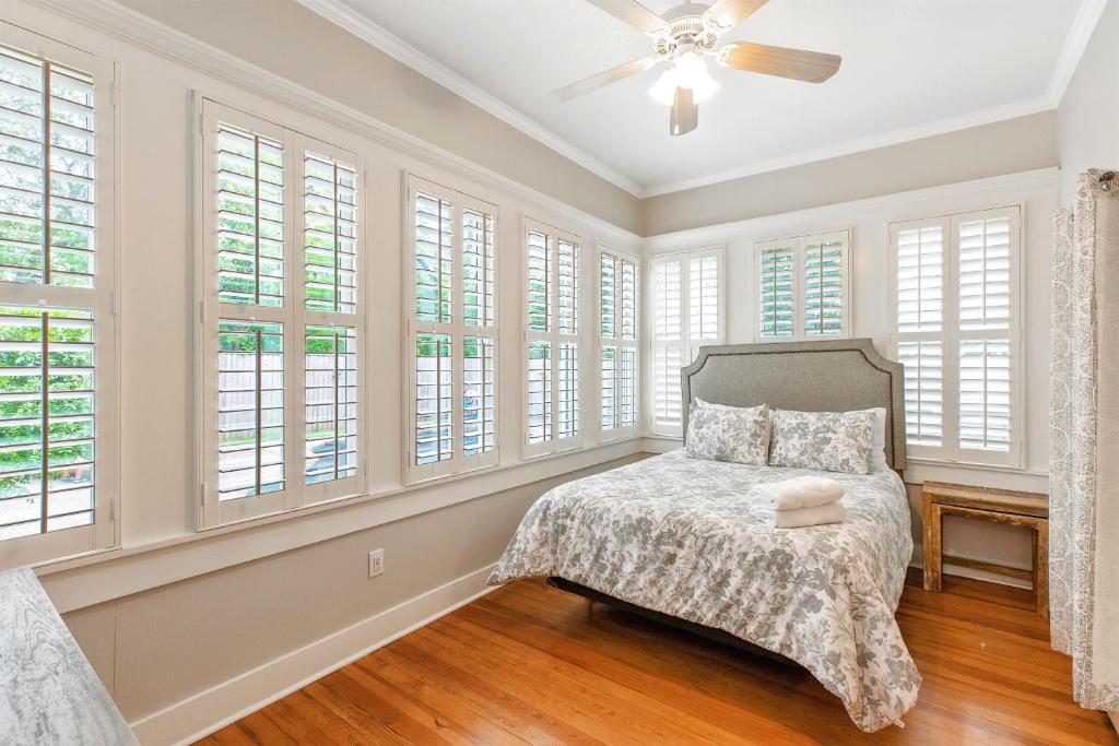 Heart of Fredericksburg w/Pool,Hot-Tub&Grill photo
