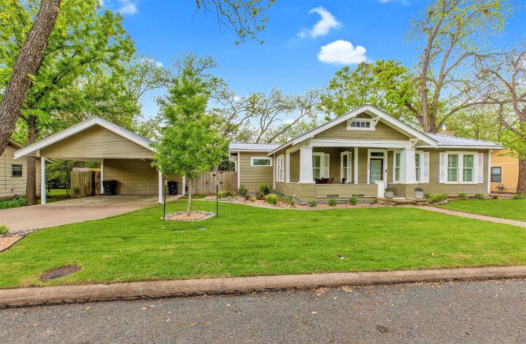 Heart of Fredericksburg w/Pool,Hot-Tub&Grill photo