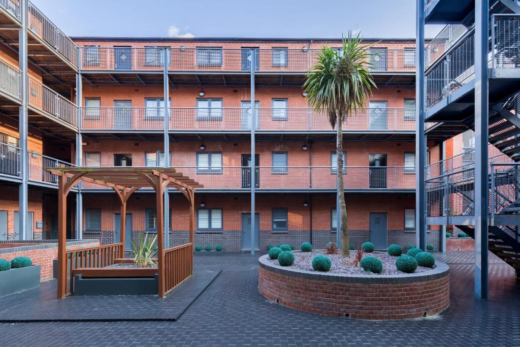 Exterior view, 24-7 Secured City Centre Apartments with Free Underground Parking and WiFi in Birmingham