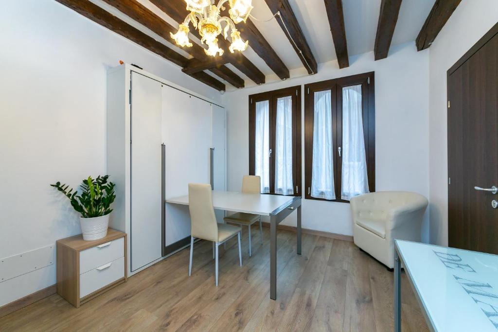 Rialto Suite 707 - 5