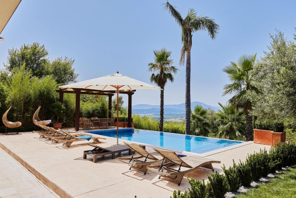 Przice Gardens Apartment with Pool - 3