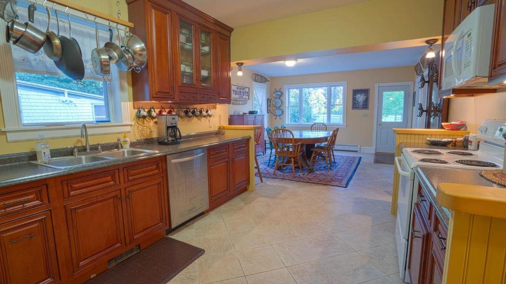 Munsons on Main - Windham Mtn in Your Backyard