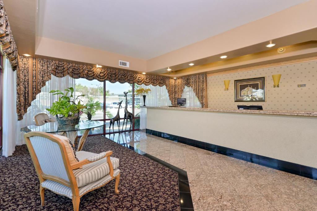 Tarzana Inn Photo 6