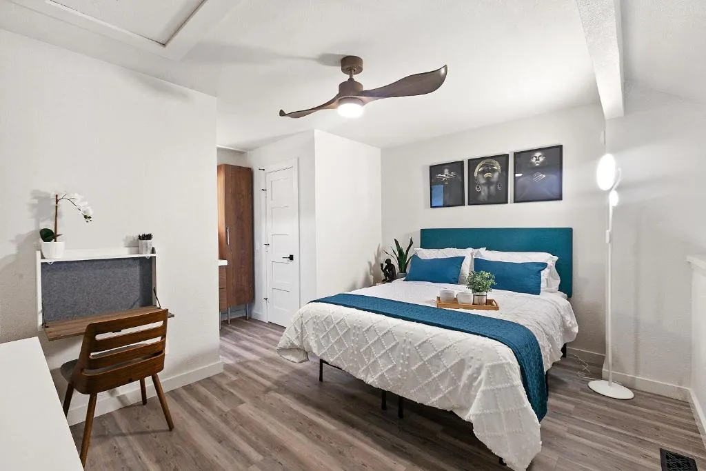 Contemporary Couples Getaway Near Austin Favorites - Loft 21, hotel in Austin