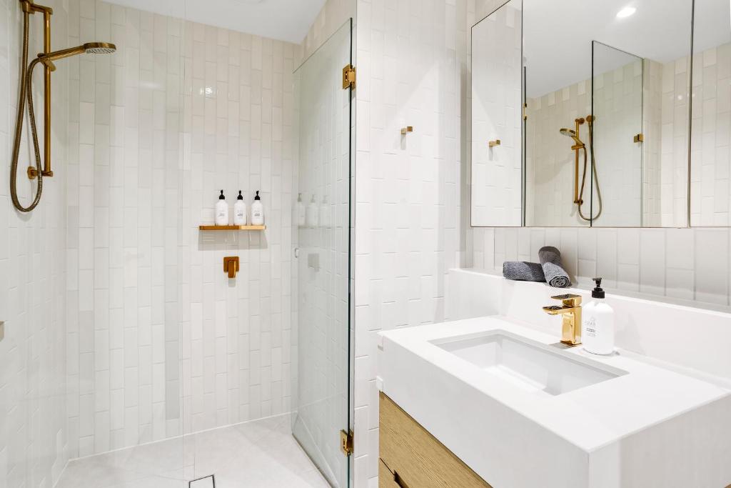 Luxuria Apartments - Collins House photo