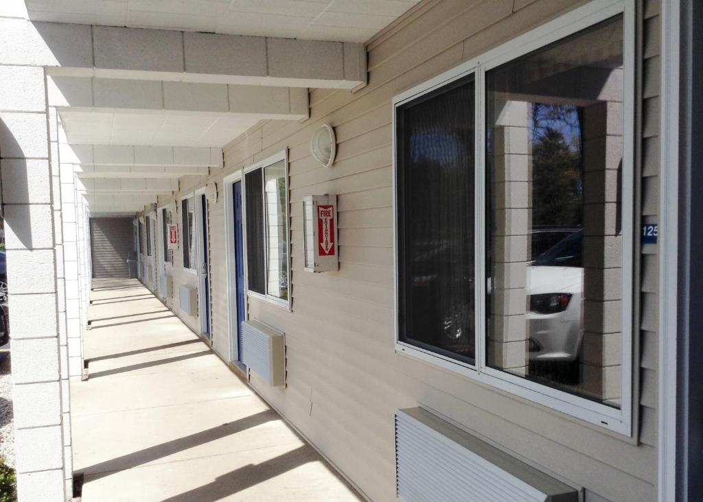 Travelodge By Wyndham Traverse City Mi  Photo 49