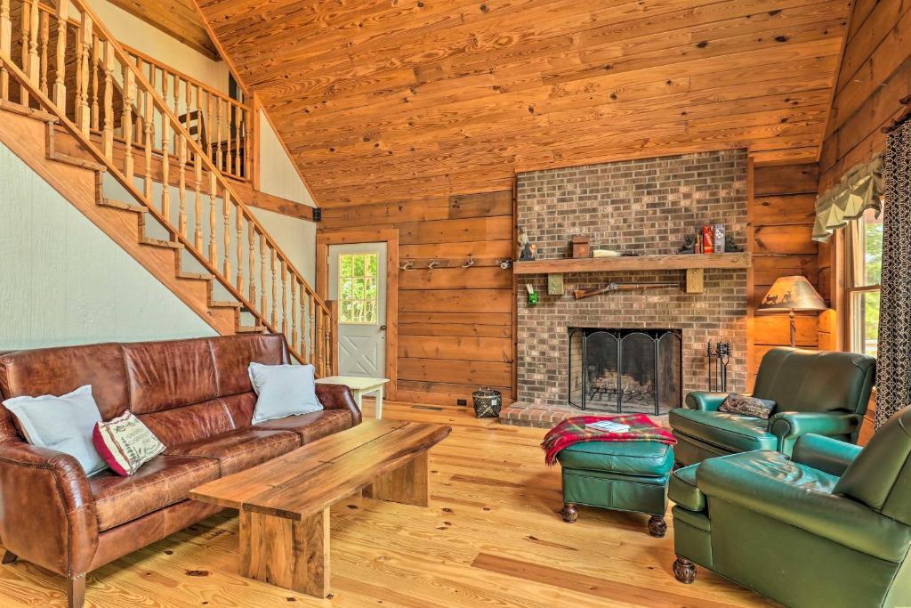 Gorgeous Cabin Retreat on Lake Lanier!