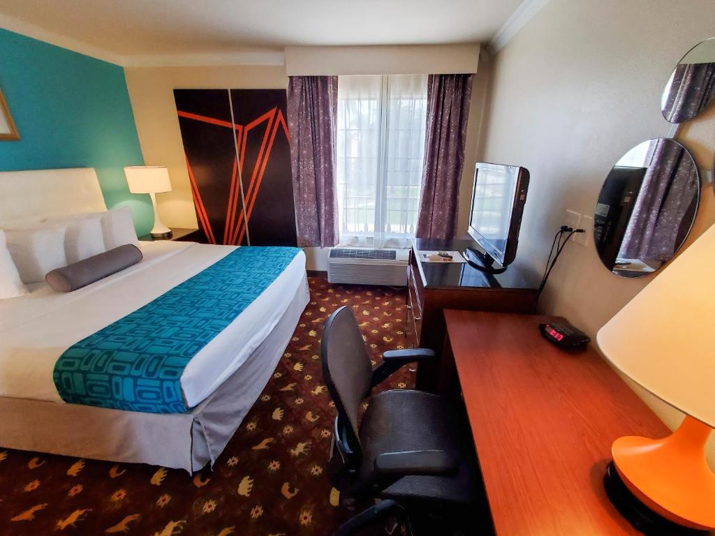 Howard Johnson by Wyndham Pasadena photo
