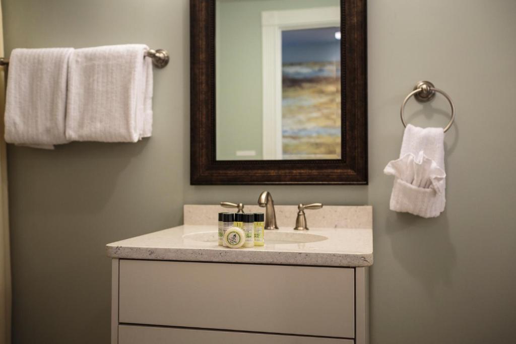 Olde Harbour Inn photo