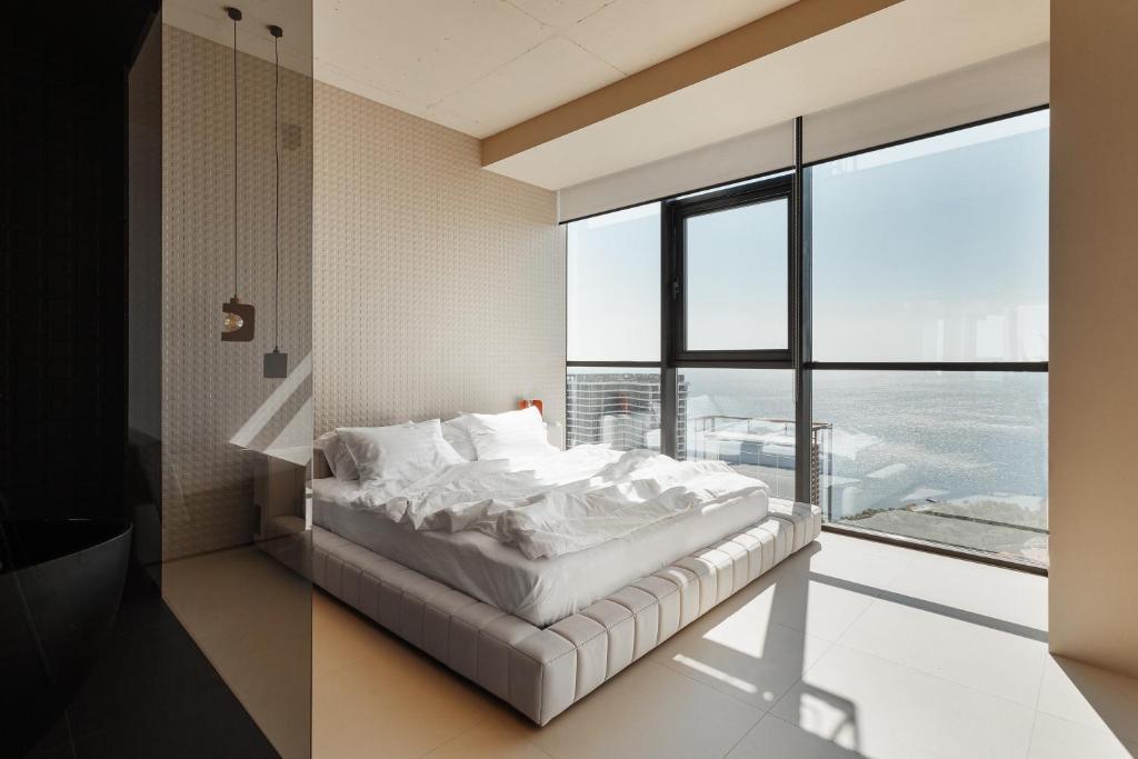 Sea and Sky Apartment — Hotel in Odessa