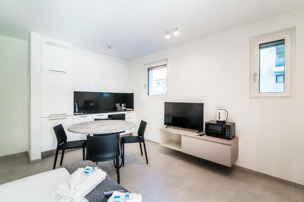 Flat Iron Modern Apartments photo