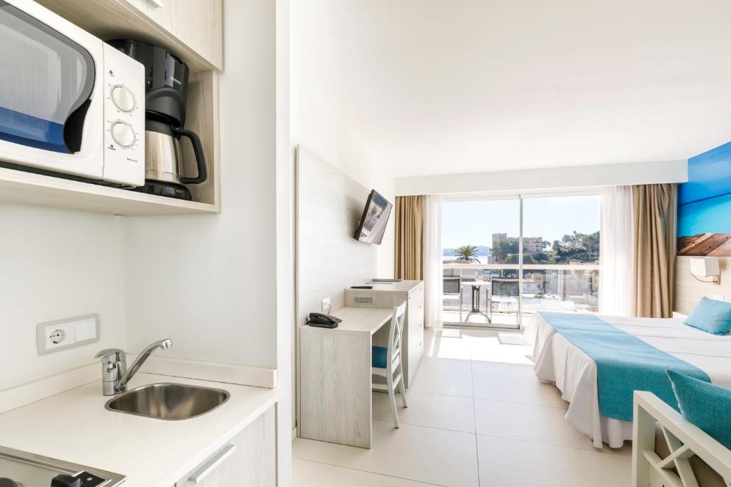 Aparthotel y Hotel Paguera Beach — Hotel rooms in Peguera, Balearic Islands
