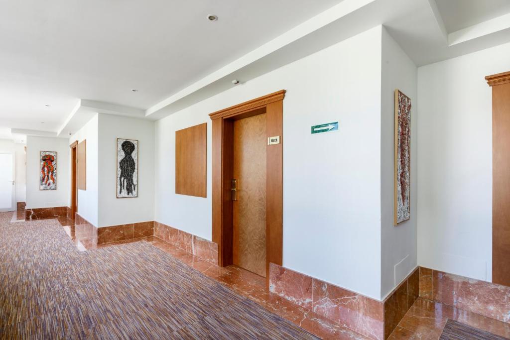 Aparthotel y Hotel Paguera Beach — Hotel building in Peguera, Balearic Islands
