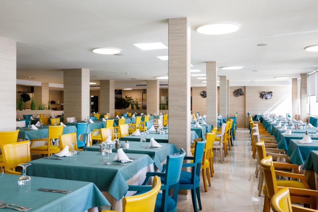 Aparthotel y Hotel Paguera Beach — Restaurant & bars in Peguera, Balearic Islands