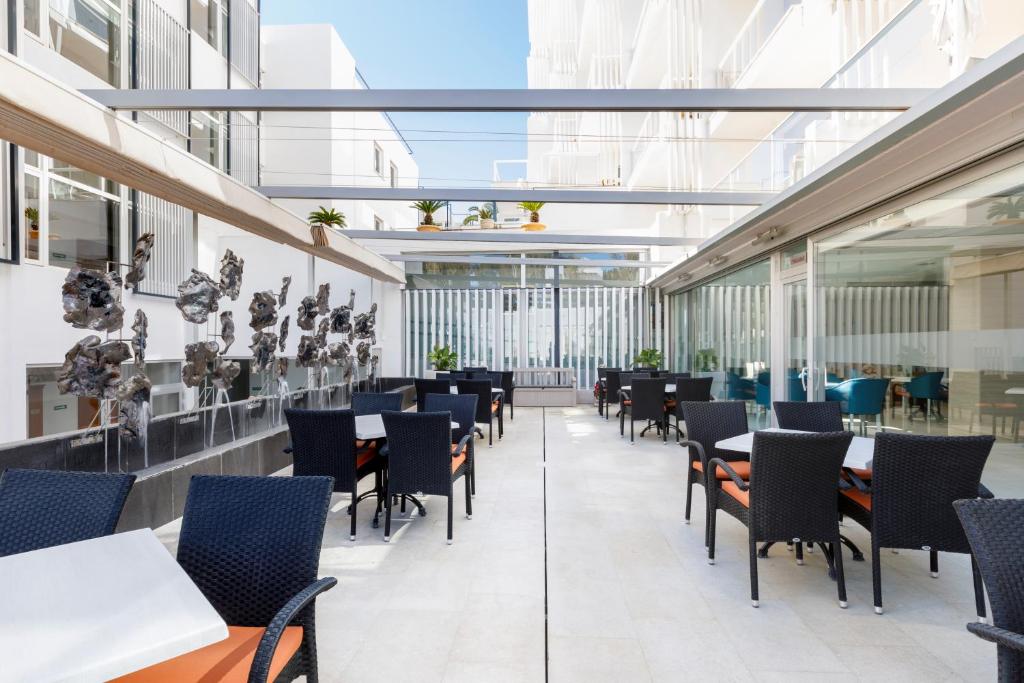 Aparthotel y Hotel Paguera Beach — Restaurant & bars in Peguera, Balearic Islands