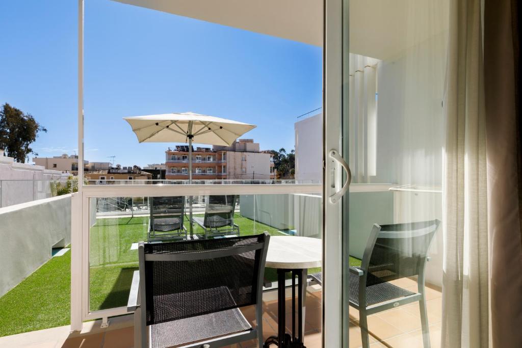 Aparthotel y Hotel Paguera Beach — Hotel rooms in Peguera, Balearic Islands