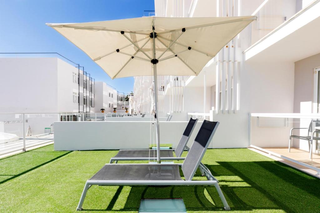 Aparthotel y Hotel Paguera Beach — Hotel building in Peguera, Balearic Islands